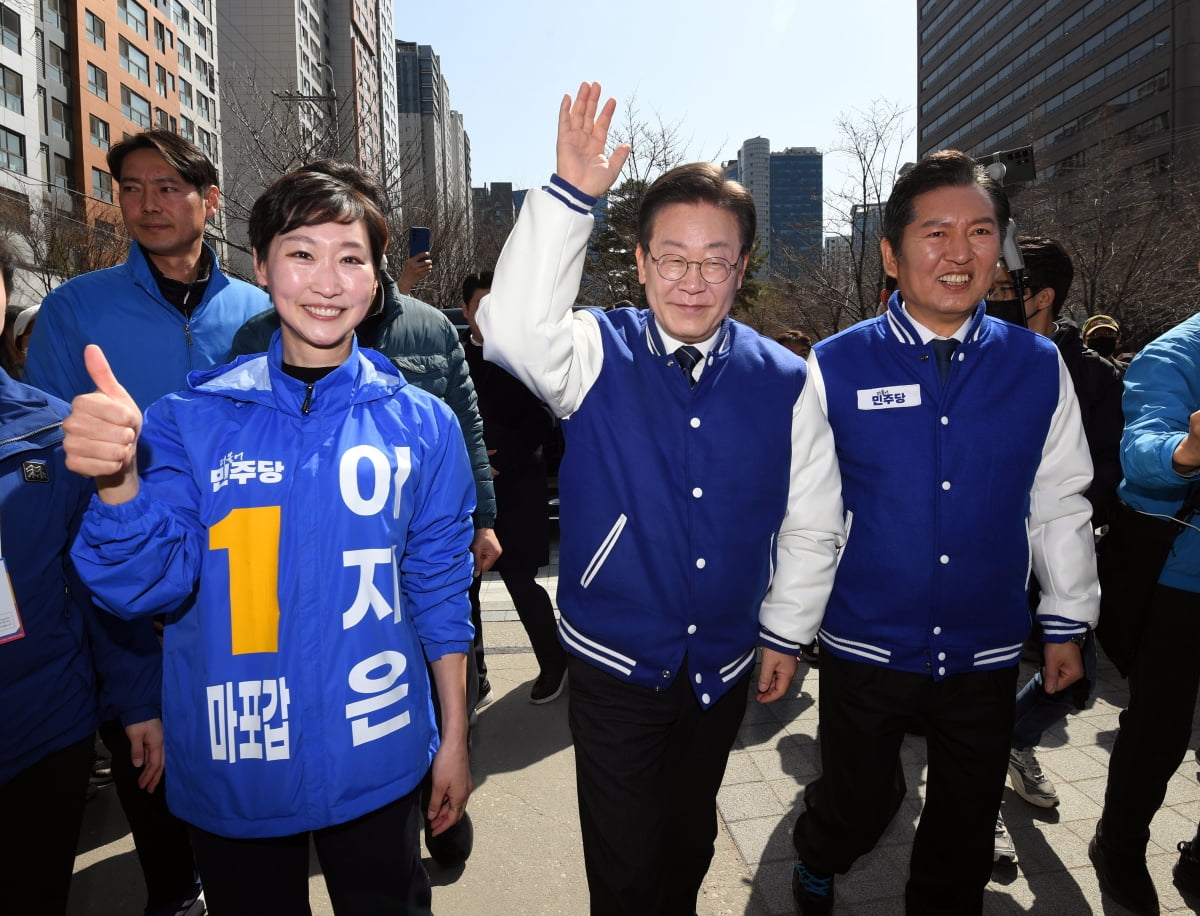 이재명 더불어민주당 대표가 18일 마포구 경의선 숲길 일대를 돌며 시민들에게 이지은(마포갑), 정청래(마포을) 후보 지지를 호소하고 있다. /사진=연합뉴스