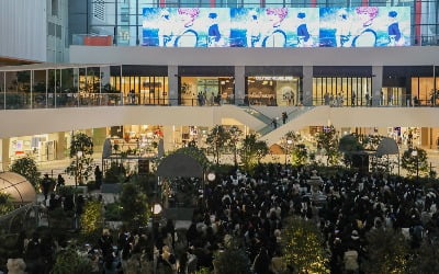"가상아이돌 보자" 우르르…70억 벌어들인 더현대의 '파격'