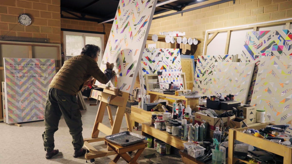 작가 김용익이 자신의 스튜디오에서 물감 소진 프로젝트를 펼치고 있다.