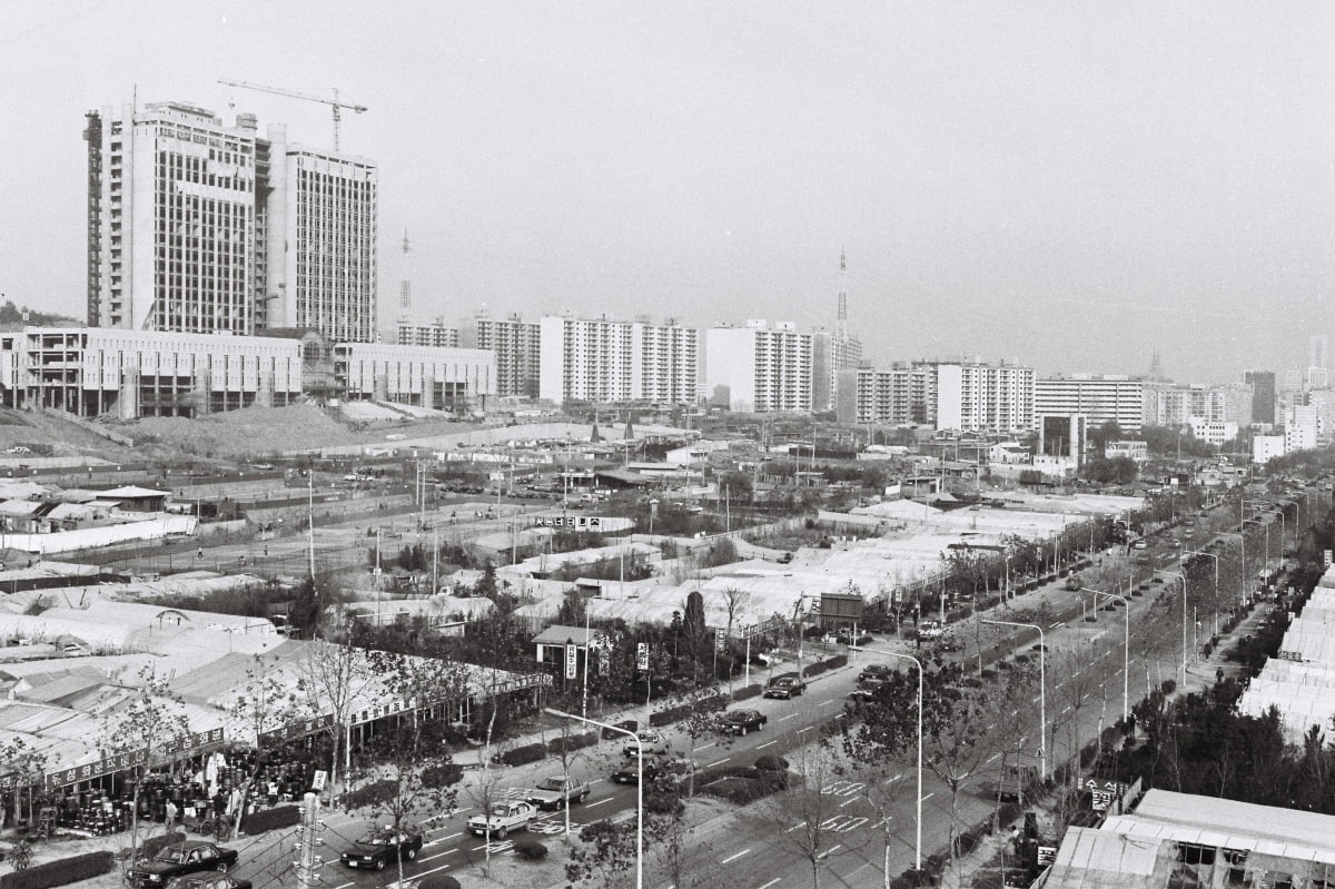 1988년 8월 1일 서울 송파동에서 롯데월드 공사가 한창 진행되고 있다./한경디지털자산