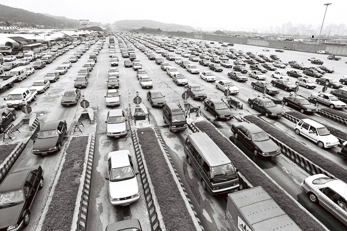 나들이 차량이 한꺼번에 몰린 1993년 7월 4일 경기 성남 궁내동 톨게이트가 교통체증 현상을 보이고 있다./한경디지털자산