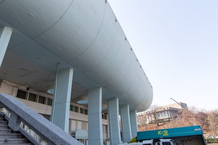 한국자유총연맹 본부와 예식장, 식당 등으로 쓰이고 있는 서울 장충동 자유센터.