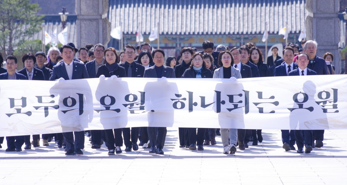 강기정 광주광역시장과 행사 참가자들이 19일 광주 국립 5·18민주묘지 민주의 문 앞에서 열린 '제44주년 5·18민중항쟁기념행사위원회 출범식'에서 참배를 위해 추모탑으로 이동하고 있다. 광주시 제공