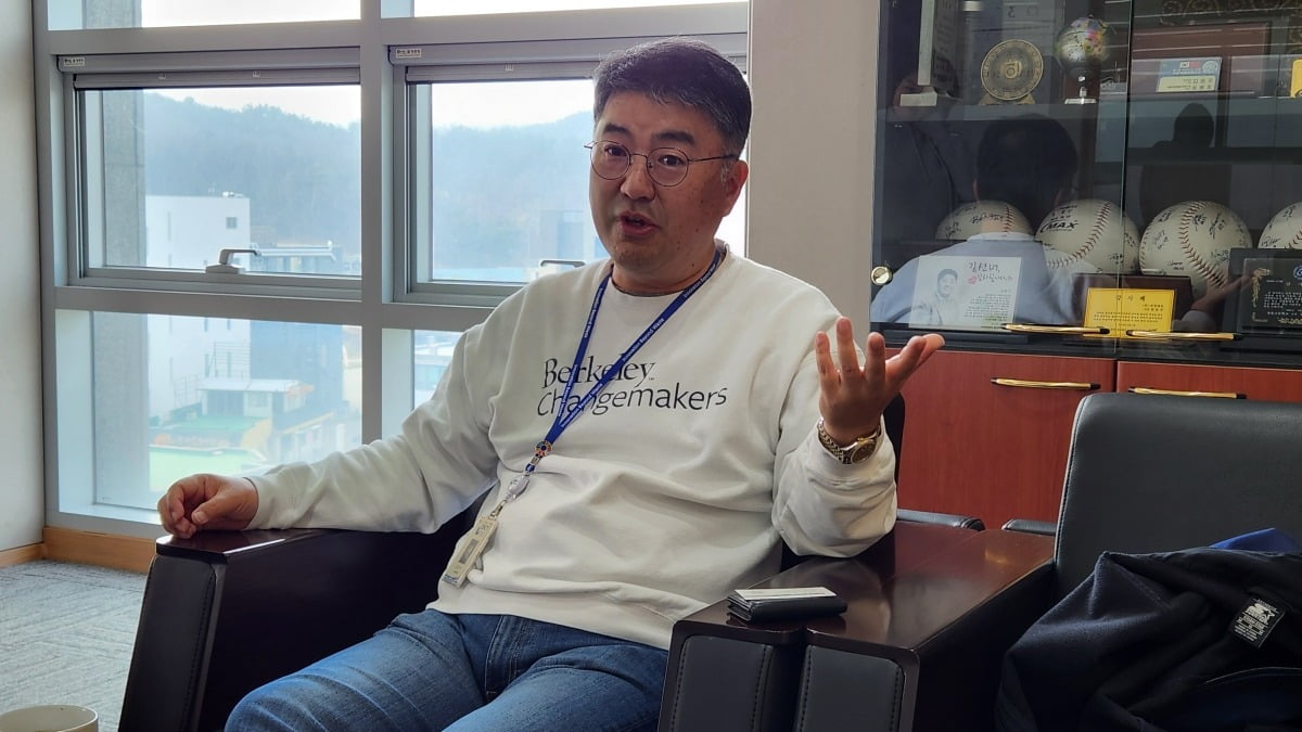대전 신성동 부강테크 본사에서 만난 김동우 대표가 미래형 하수처리장 모델 '코 플로우(Co-Flow) 캠퍼스'에 대해 설명하고 있다. 이미경 기자
