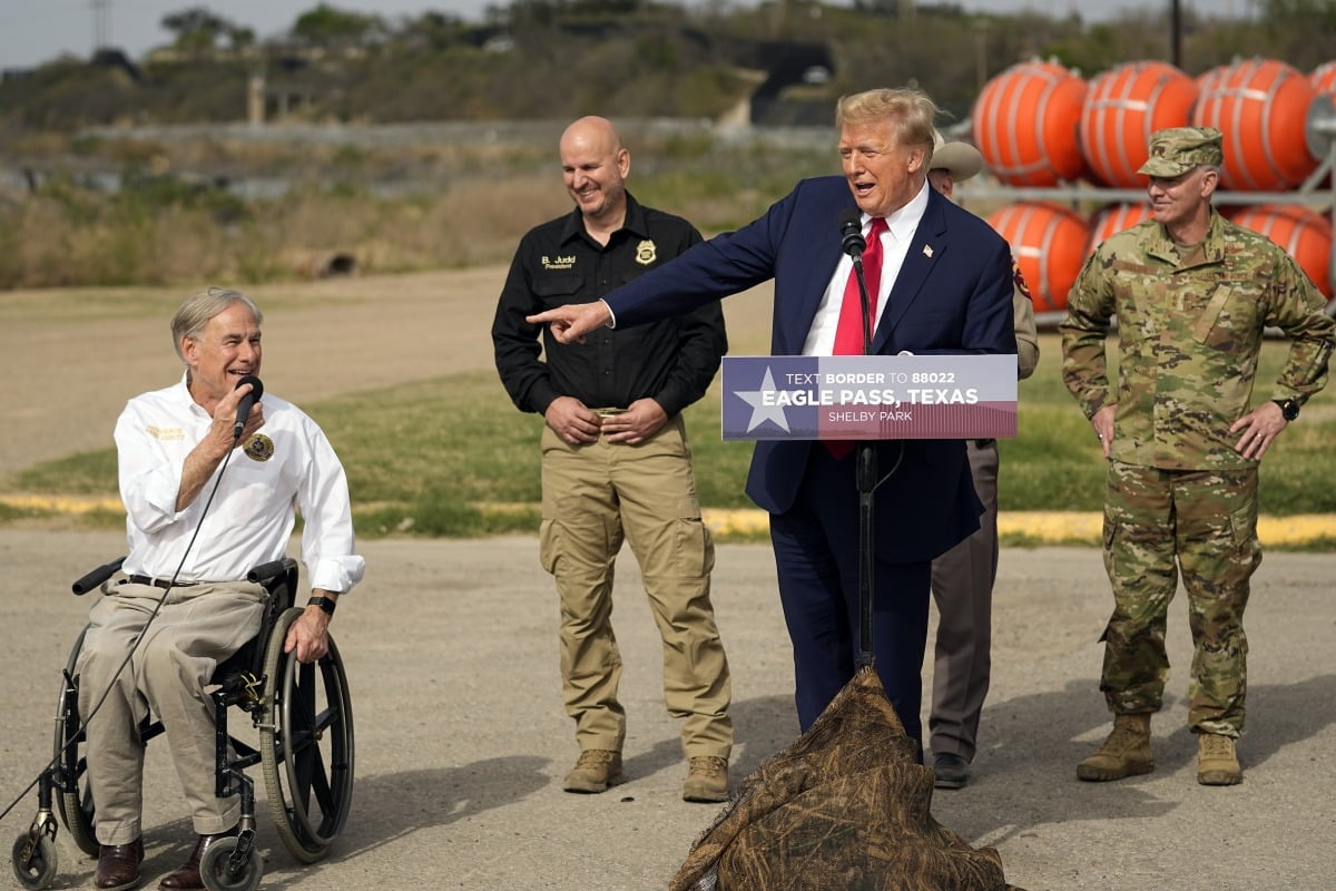 지난 2월 29일 도널드 트럼프 전 대통령이 텍사스주 이글 패스의 셸비 공원에서 연설 중인 그렉 애보트 텍사스 주지사(왼쪽)를 가리키고 있다.(사진=AP연합뉴스)