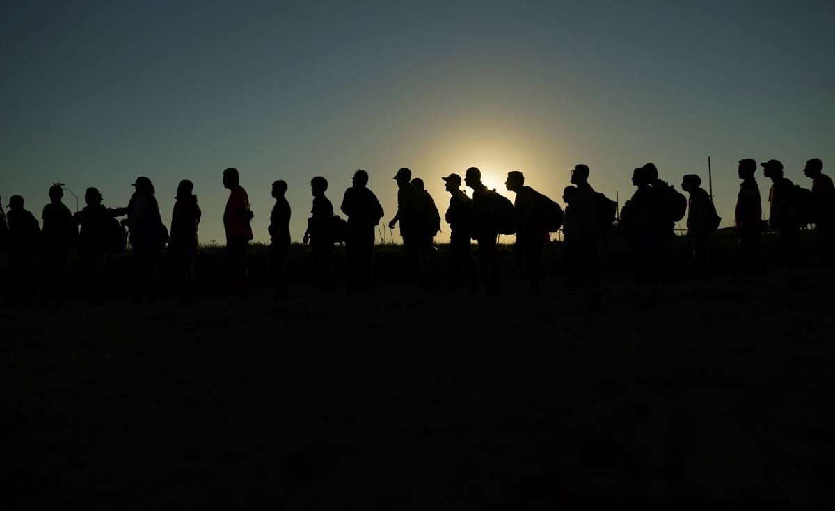 지난해 9월 23일 리오그란데강을 건너 텍사스주로 입국한 멕시코 이민자들이 미국 세관국경보호국의 심사를 받기 위해 줄을 서 있다. (사진=AP연합뉴스)