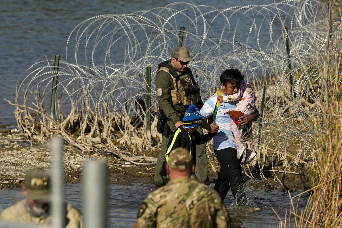 지난 1월 3일 텍사스주 이글 패스에 있는 텍사스와 멕시코 국경에서 이민자들이 당국에 의해 구금되고 있다.(사진=AP연합뉴스)
