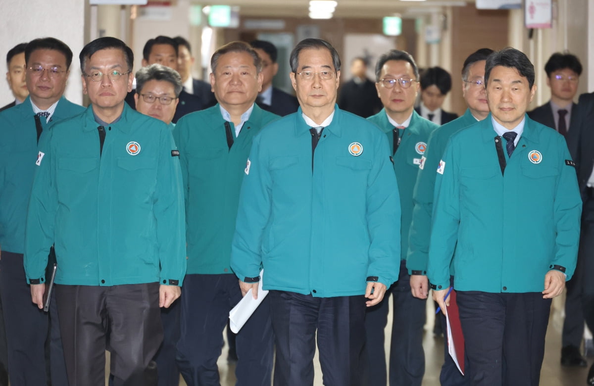 의대 정원 확대를 두고 '의정 갈등'이 계속되고 있는 20일 오후 한덕수 국무총리가 의료 개혁 관련 대국민 담화 발표를 위해 관계 장관들과 서울 종로구 정부서울청사 회견장으로 이동하고 있다./사진=연합뉴스