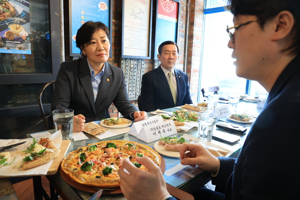 송미령 농림축산식품부 카지노 슬롯머신 규칙이 20일 오후 서울 목동의 피자알볼로 본점을 찾아 가격 인하를 격려하고 현장 애로사항을 청취하고 있다.