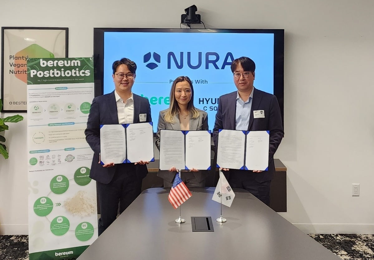(왼쪽부터) 한권일 베름 대표, 릴리 루안 미국 뉴라(NURA) 대표, 박찬모 현대코퍼레이션의 상무가 미국 캘리포니아의 NURA 본사에서 포스트바이오틱스 미국 수출계약을 체결했다.