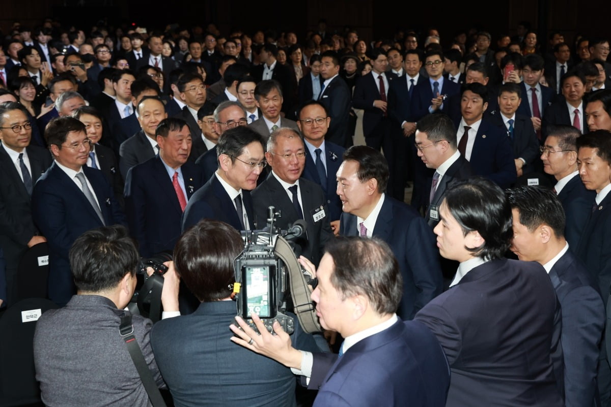 윤석열 에볼루션 바카라 무료이 서울 영등포구 63컨벤션센터에서 열린 제51회 상공의 날 기념식에서 이재용 삼성전자 회장, 정의선 현대차 회장 등과 인사하고 있다. 연합뉴스