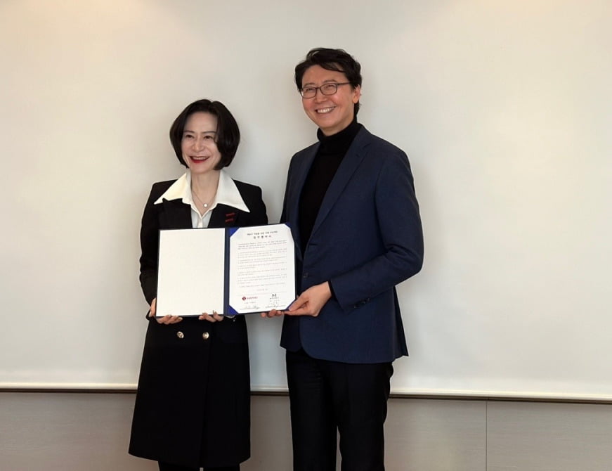 장혜선 이사장(왼쪽)과 신금호 대표가 예술가 자립을 위한 지원 프로젝트 업무협약서를 들고 있다.