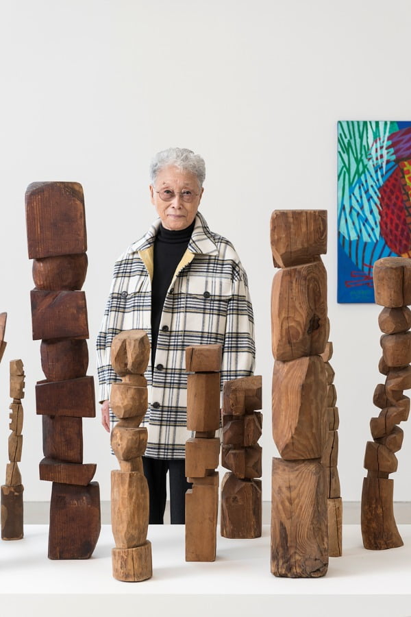 김윤신 작가가 자신의 나무조각과 함께 서 있다. /국제갤러리 제공