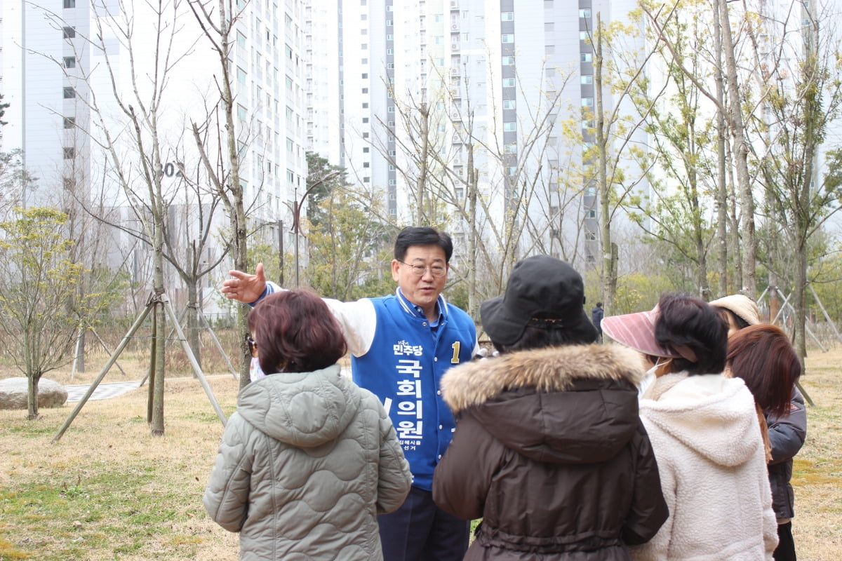 장유 율하파출소 인근에서 주민들과 만난 김정호 후보  /사진=김정호 의원실
