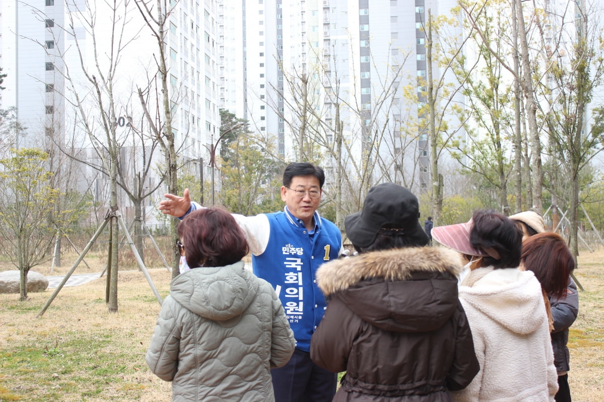 장유 율하파출소 인근에서 주민들과 만난 김정호 후보  /사진=김정호 카지노 룰렛 확률실