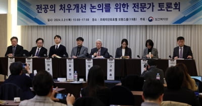 [포토] 전공의 처우 개선 위한 토론회 참석한 박민수 차관