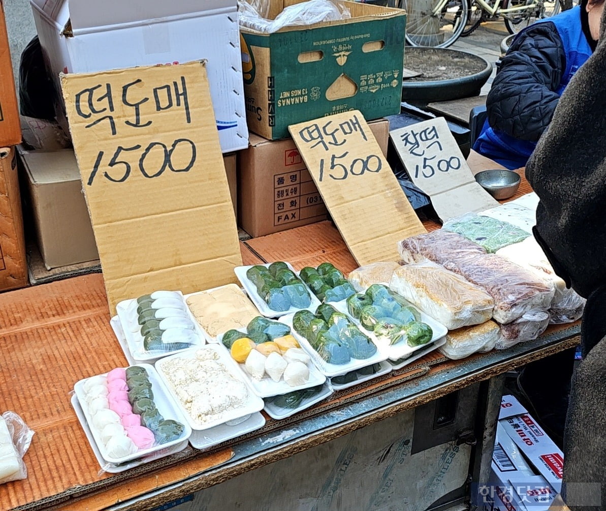 떡, 빵, 옥수수 등 간식을 저렴하게 판매하고 있었다. /사진=김영리 기자