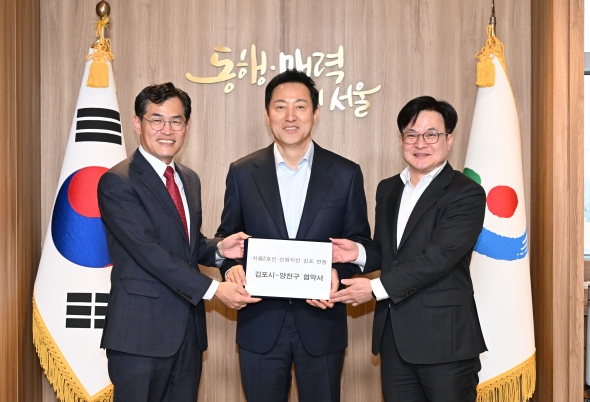 김병수 김포시장(오른쪽)과 이기재 양천구청장(왼쪽)이 21일 오전 서울 태평로 서울시청에서 오세훈 서울시장(가운데)과 만나 '서울 2호선 신정지선 김포 연장' 업무협약서를 전달하고 사업 추진을 건의했다. /사진=양천구