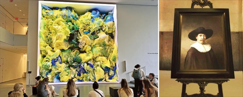 (좌) 미국 뉴욕 현대미술관(MoMA·모마)을 찾은 관람객들이 레픽 아나돌의 ‘비감독(Unsupervised)’(2022)을 감상하고 있다. 실시간으로 색채와 모양이 바뀌는 이 작품은 인공지능(AI)이 모마 소장품 데이터를 수집해 만들었다./ 한국경제신문 정소람 특파원 (우) <넥스트 렘브란트(The Next Rembrandt)> 프로젝트, 2014/ 한경DB  