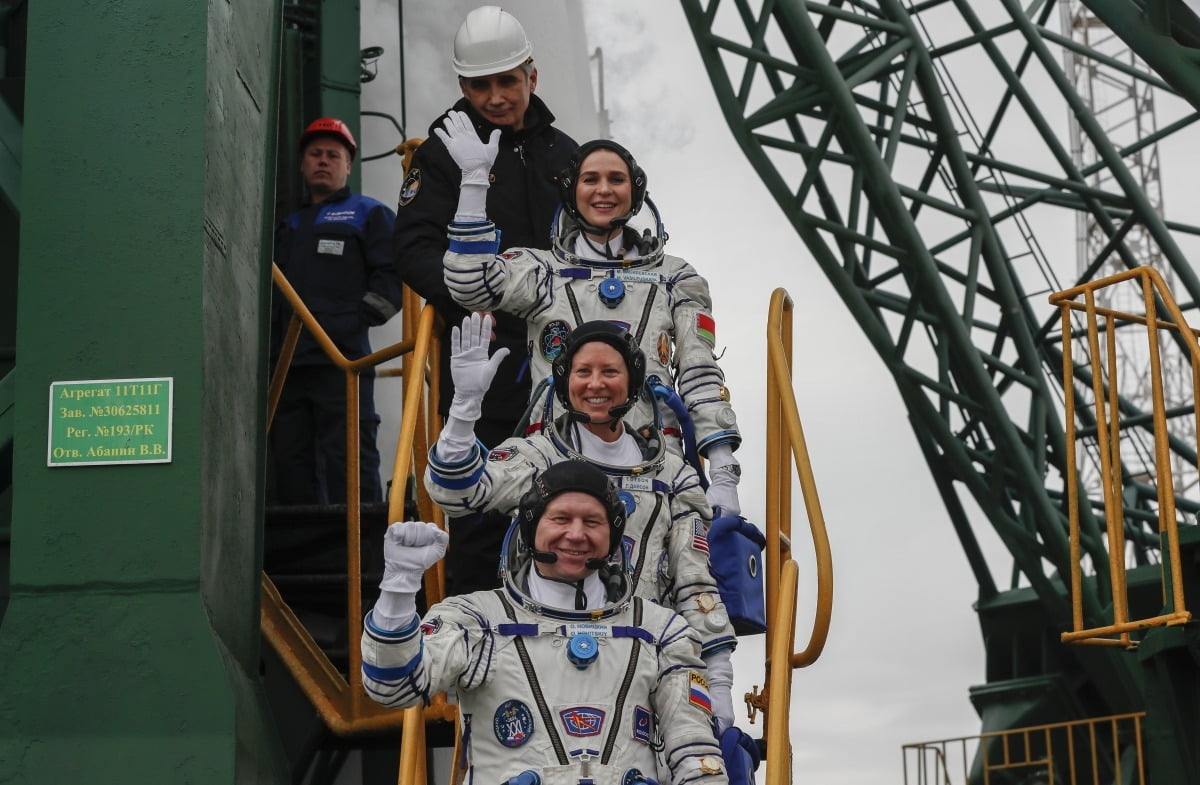 우주비행사 올레그 노비츠키(아래), 벨라루스의 마리나 바실렙스카야(가운데), NASA 우주비행사 트레이시 다이슨(위)이 지난 21일 카자흐스탄 바이코누르 우주기지에서 소유스 MS-25 우주선에 탑승하는 모습 / 사진=EPA 연합뉴스
