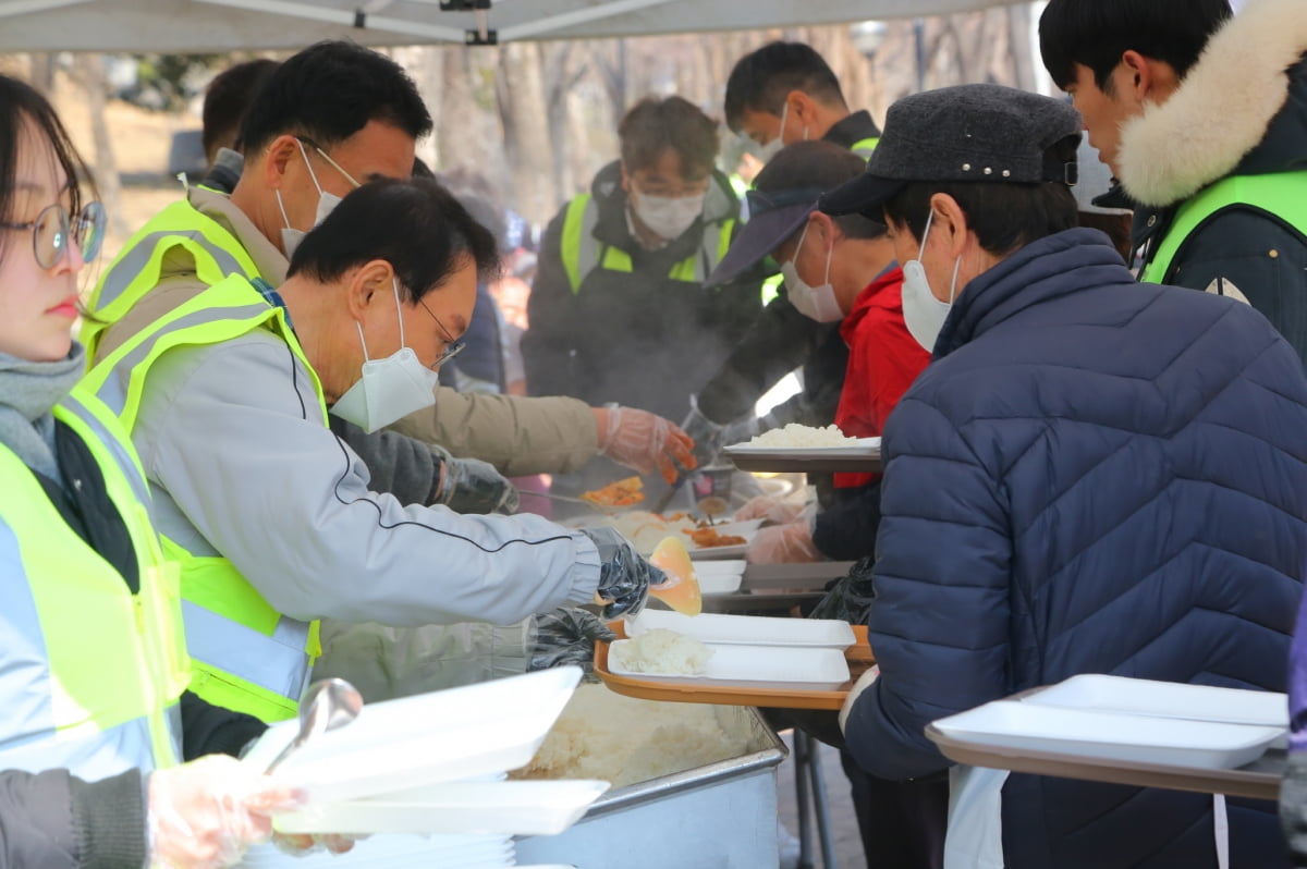 엑스코, 따뜻한 봄맞이 위한 ‘사랑해밥차’ 무료급식 봉사활동
