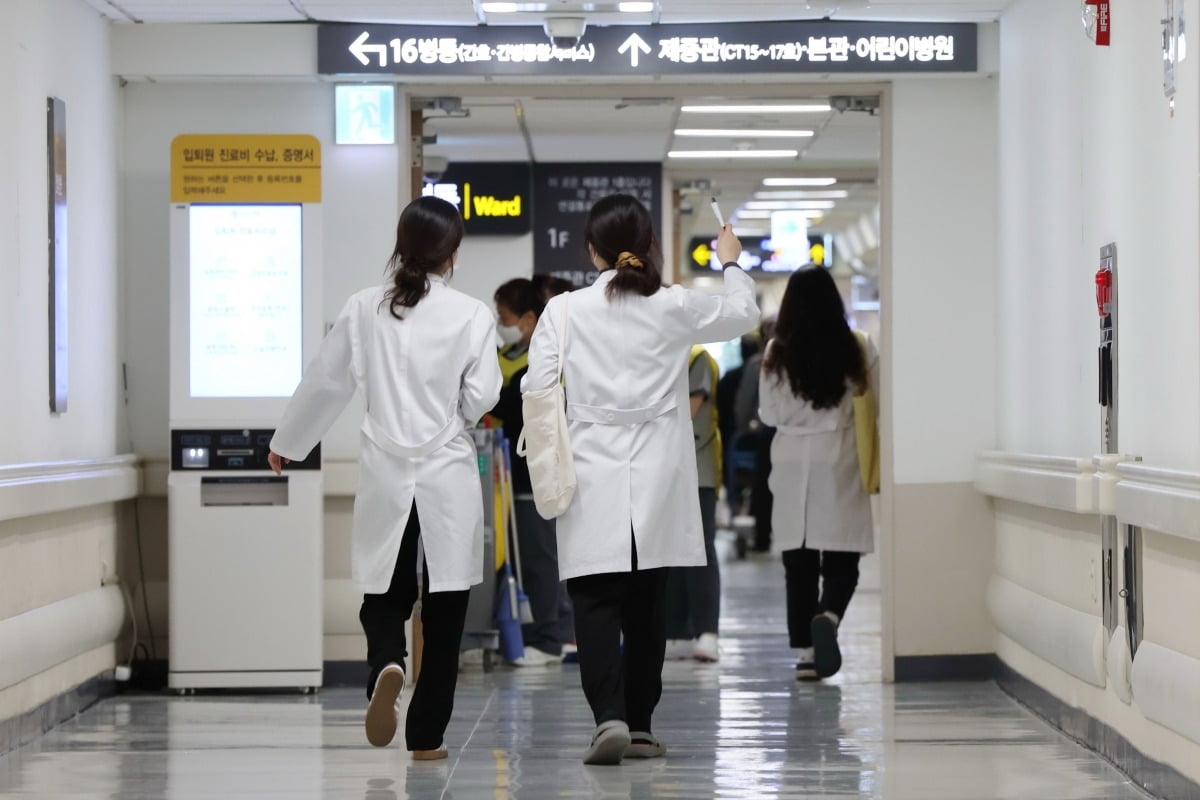 19일 서울 시내 한 대학병원에서 의료진들이 이동하고 있다./김범준 기자