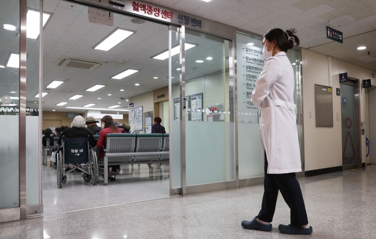 전공의 집단행동 한달째인 18일 서울의 한 대형병원에서 한 의사가 생각에 잠겨 있다./김범준 기자