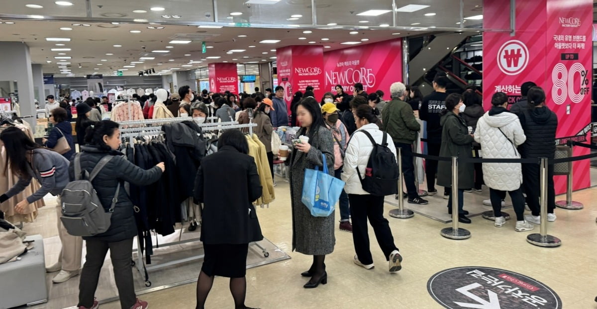 22일 서울 천호동 뉴코아팩토리아울렛 천호점에 소비자들이 길게 줄을 늘어서있다./ 이랜드리테일 제공 