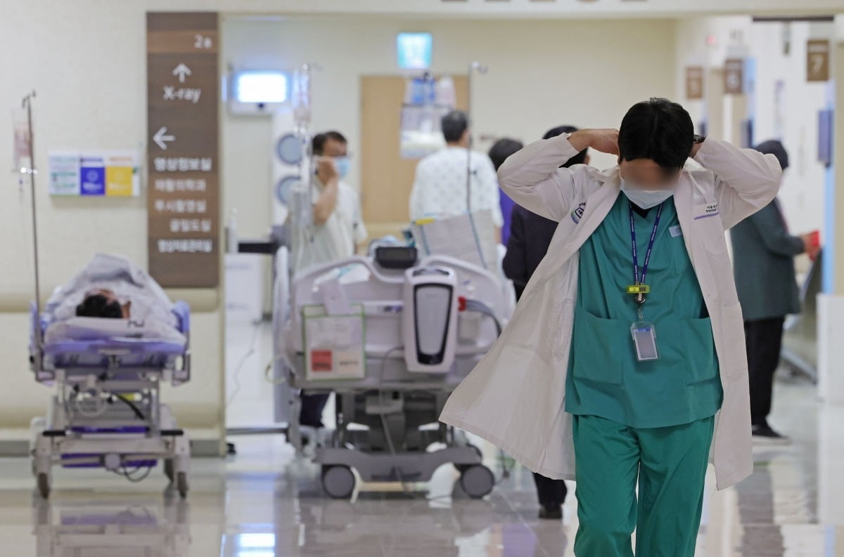 22일 서울 시내 한 대학병원에서 의료진이 이동하고 있다./임대철 기자