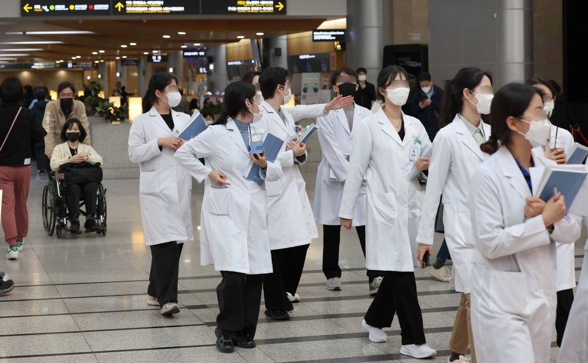 18일 서울의 한 대형병원에서 의대학생들이 실습 교육을 받기 위해 이동하고 있다./김범준 기자