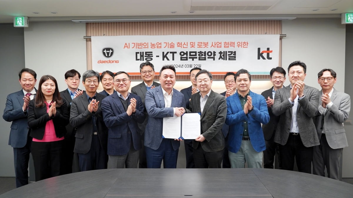 원유현 대동 부회장(가운데 왼쪽)이 신수정 KT 전략신사업기획부문장과 업무협약을 체결하고 있다.  대동 제공