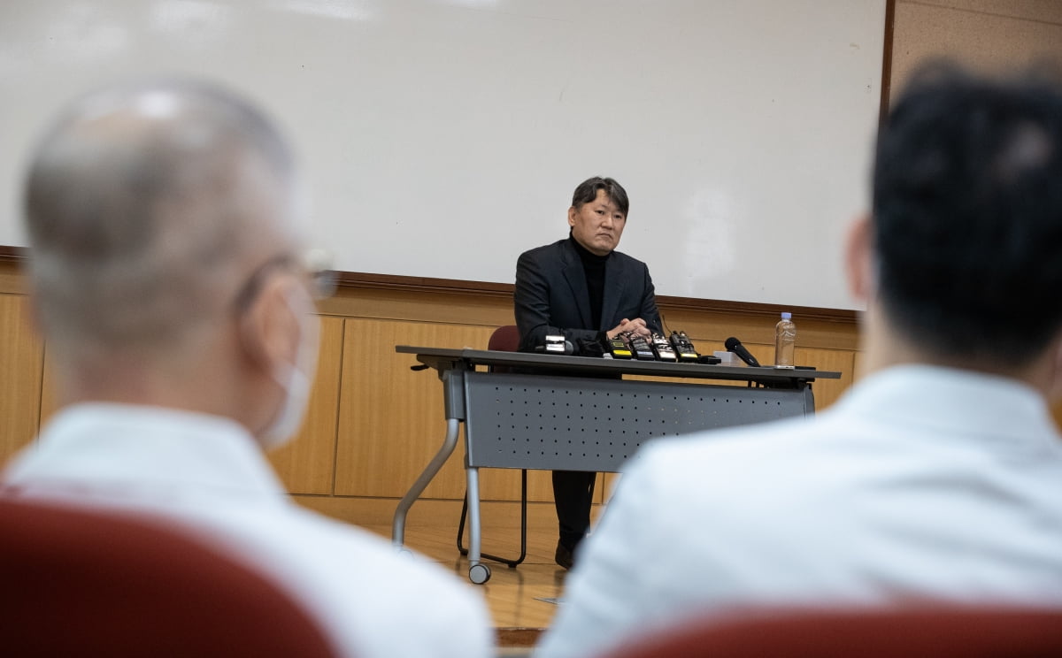  김창수 전국의과대학교수협의회장이 25일 서울 서대문구 신촌 세브란스병원에서 기자회견을 열고 의대정원 증원에 대한 입장을 밝힌 후 굳은 표정으로 취재진의 질문을 경청하고 있다./ 사진= 뉴스1