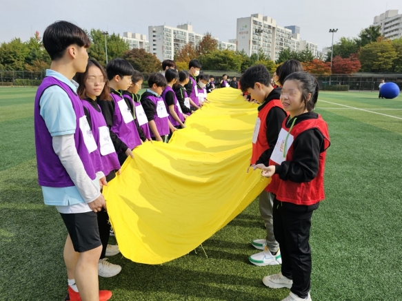 경계선 지능 청소년을 위한 위탁형 예술 대안학교인 예룸예술학교 학생들이 체육 활동을 하고 있다. /사진=노원구