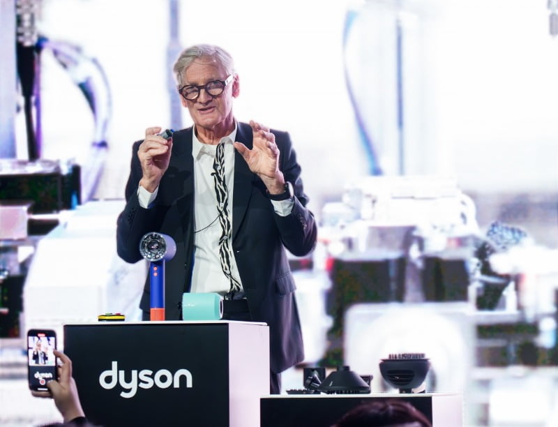 다이슨의 창업자이자 수석 엔지니어인 제임스 다이슨(James Dyson)이 '다이슨 슈퍼소닉 뉴럴 헤어드라이어(Dyson Supersonic Nural™ hair dryer)'를 소개하고 있다. /뉴스1