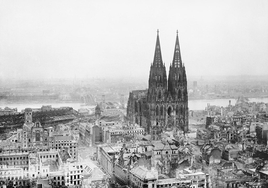 2차 세계대전 당시 파괴된 독일 쾰른 대성당 주변/위키피디아