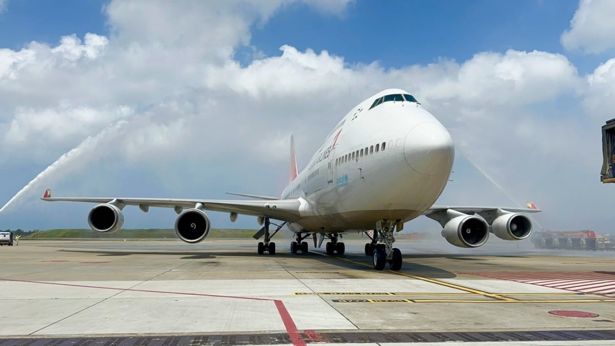 아시아나항공 B747-400 여객기가 25일(현지시간) 대만 타이베이 타오위안 국제공항에 도착해 마지막 운항 기념 물대포 환영(Water Salute)을 받고 있다. 아시아나항공 제공