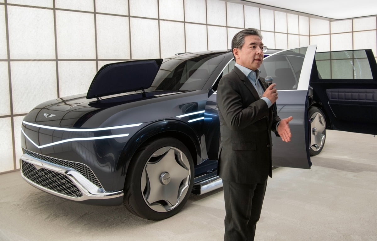 장재훈 현대차 사장이 제네시스 초대형 전동화 SUV ‘네오룬’ 콘셉트를 설명하고 있다./사진=현대차