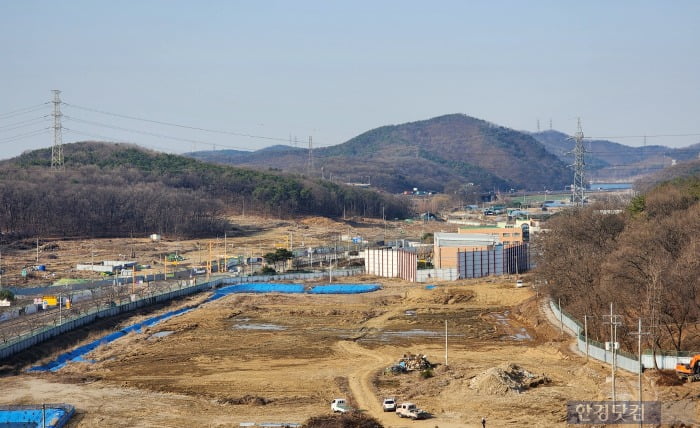 곳곳에 송전탑이 세워진 경기도 군포시 군포대야미 공공주택지구 모습. 사진=오세성 한경닷컴 기자