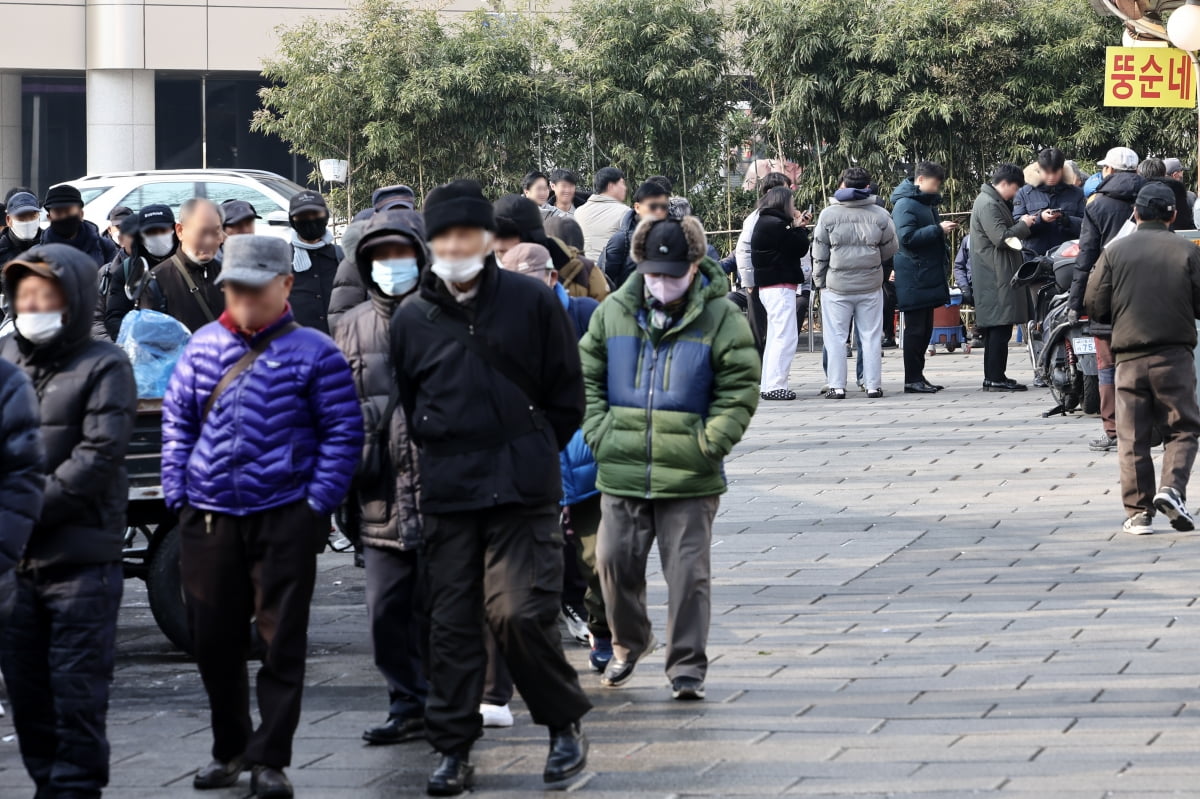 지난 1월 10일 서울 종로구 탑골공원 원각사 노인 무료급식소 인근 식당가에서 점심식사를 위해 시민들이 줄을 서 있다. 연합뉴스