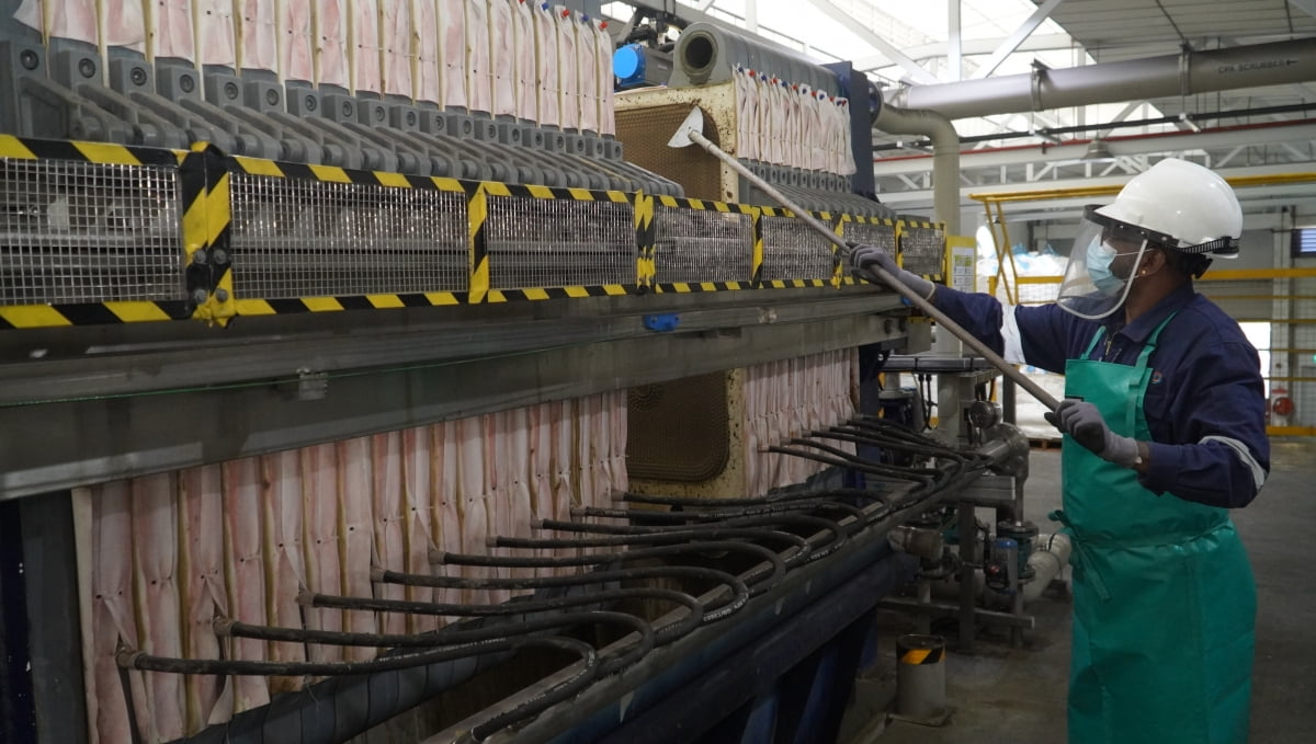 SK에코플랜트 자회사 SK 테스 공장에서 작업자들이 폐배터리 흑연을 긁어내고 있다. 사진=SK에코플랜트