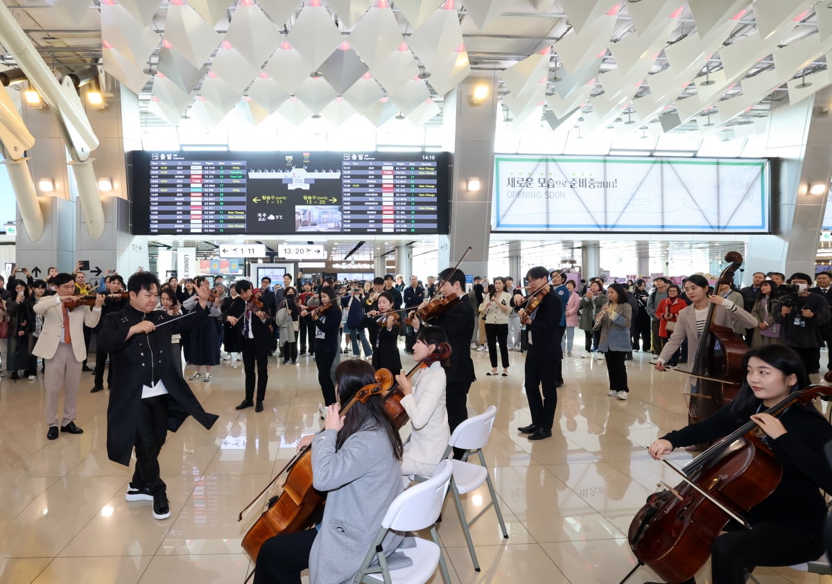 [포토] 김포공항, '봄맞이 플래시몹 음악 공연'