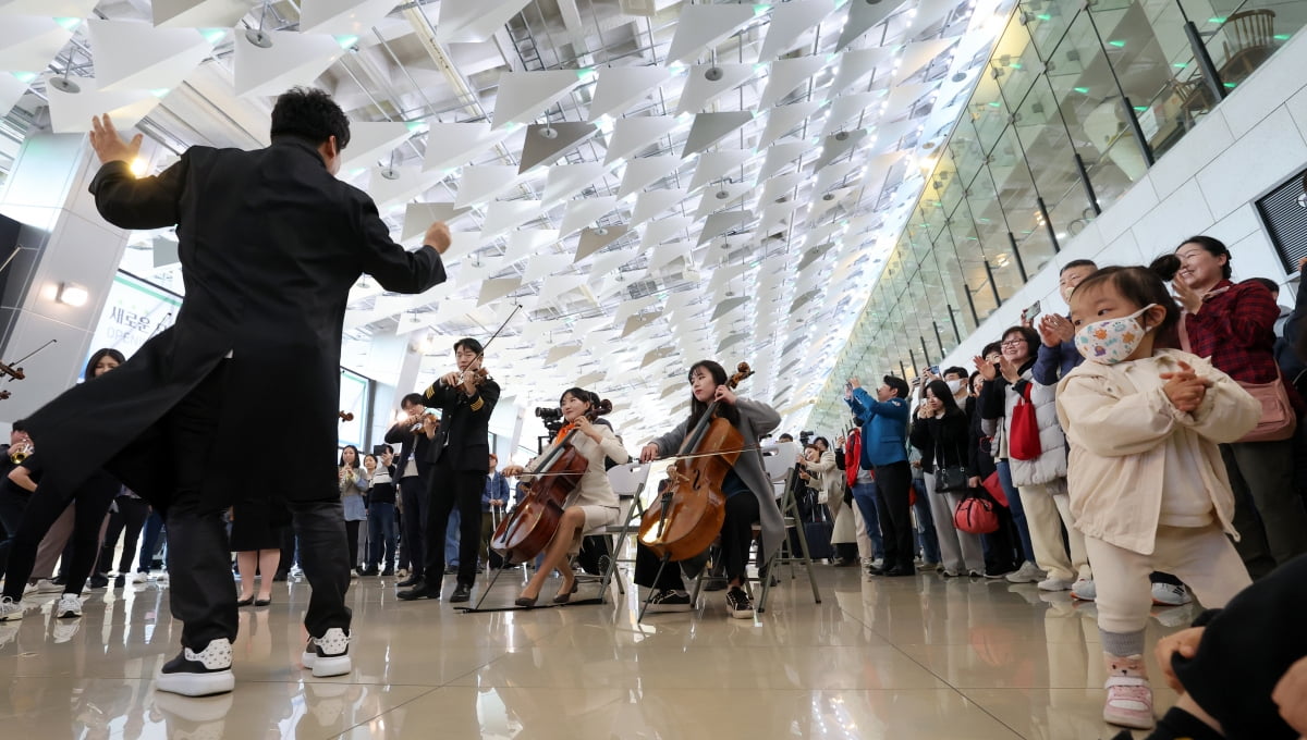 [포토] 김포공항, '봄맞이 플래시몹 음악 공연'