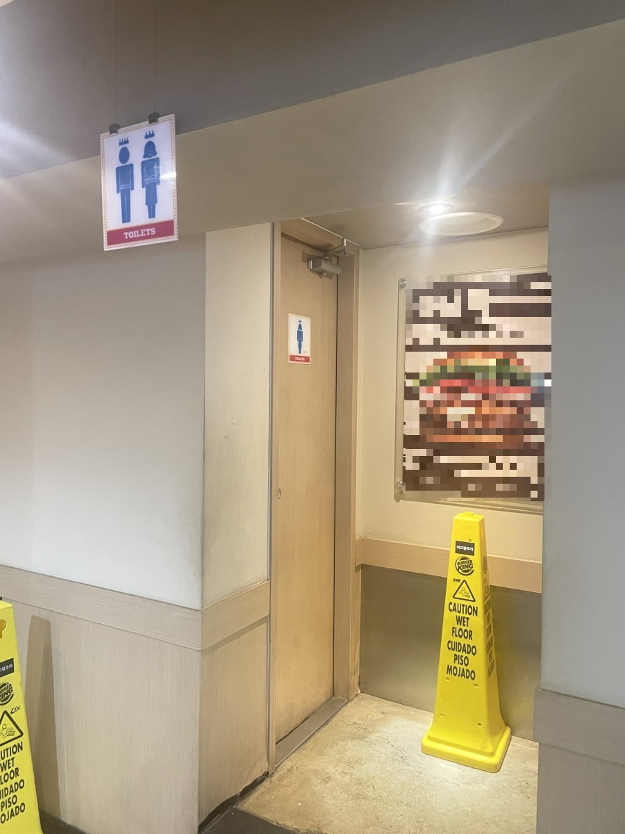 서울 지하철 1,2호선 시청역 인근 한 프렌차이즈 화장실 앞의 모습. 천장에 붙은 표지판에선 왼쪽이 남자 화장실을 가르키고 있지만, 실제 왼쪽편은 여자화장실, 오른쪽 편이 남자화장실이다. 사진=독자 제공