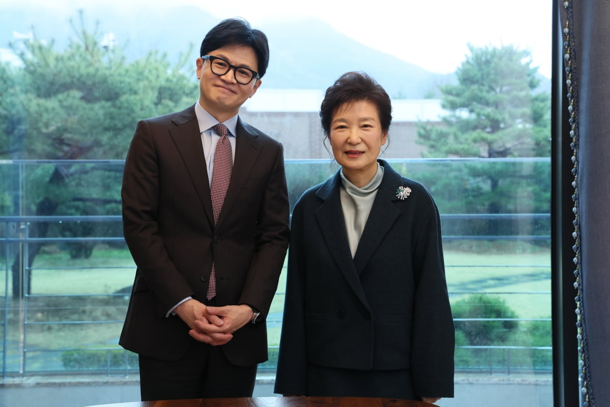 한동훈 국민의힘 총괄선대위원장 26일 오전 대구 달성군 박근혜 전 서닉 카지노 사저에서 박 전 서닉 카지노을 예방 하고 있다. /사진=뉴스1