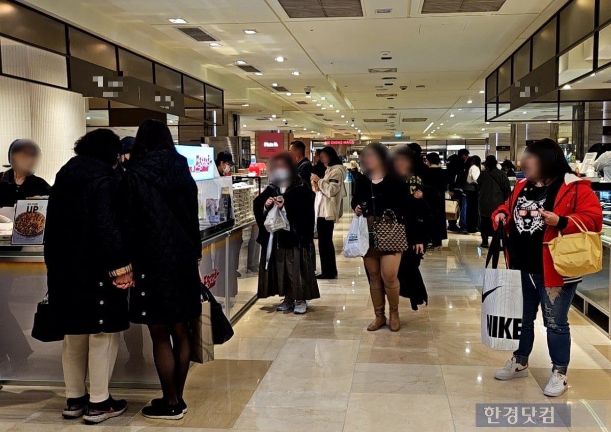 25일 오후 7시 30분 서울 시내의 한 백화점 지하 1층 식품관의 모습. 영업 종료 30분 전이지만 식품관은 붐비는 모습이었다. /사진=김영리 기자