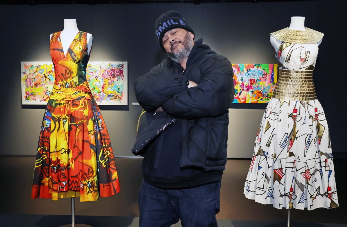 그래피티 작가 시릴 콩고가 서울 성북동 뮤지엄웨이브에서 열린 국내 첫 개인전에서샤넬과 협업한 드레스와 포즈를 취하고 있다.