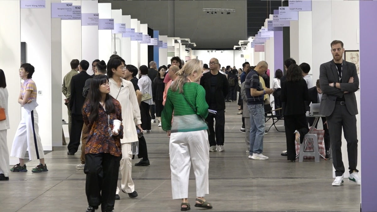 아트바젤 홍콩 2024가 열린 홍콩 컨벤션센터. 부스 사이를 관람객들이 지나다니고 있다.