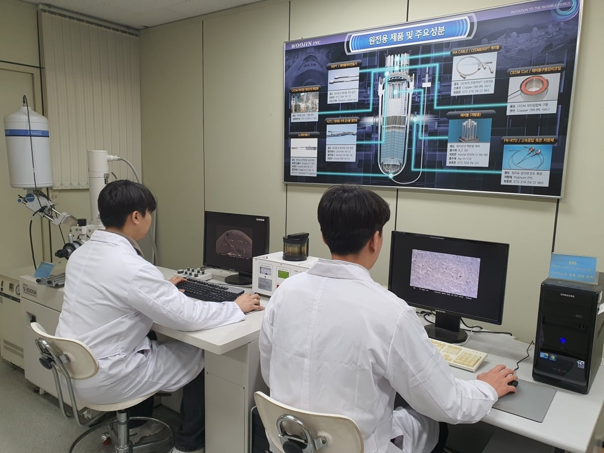 권승택(왼쪽), 김경일 연구원이 원자력 제품 소재를 분석하고 있다. 화성=윤현주 기자