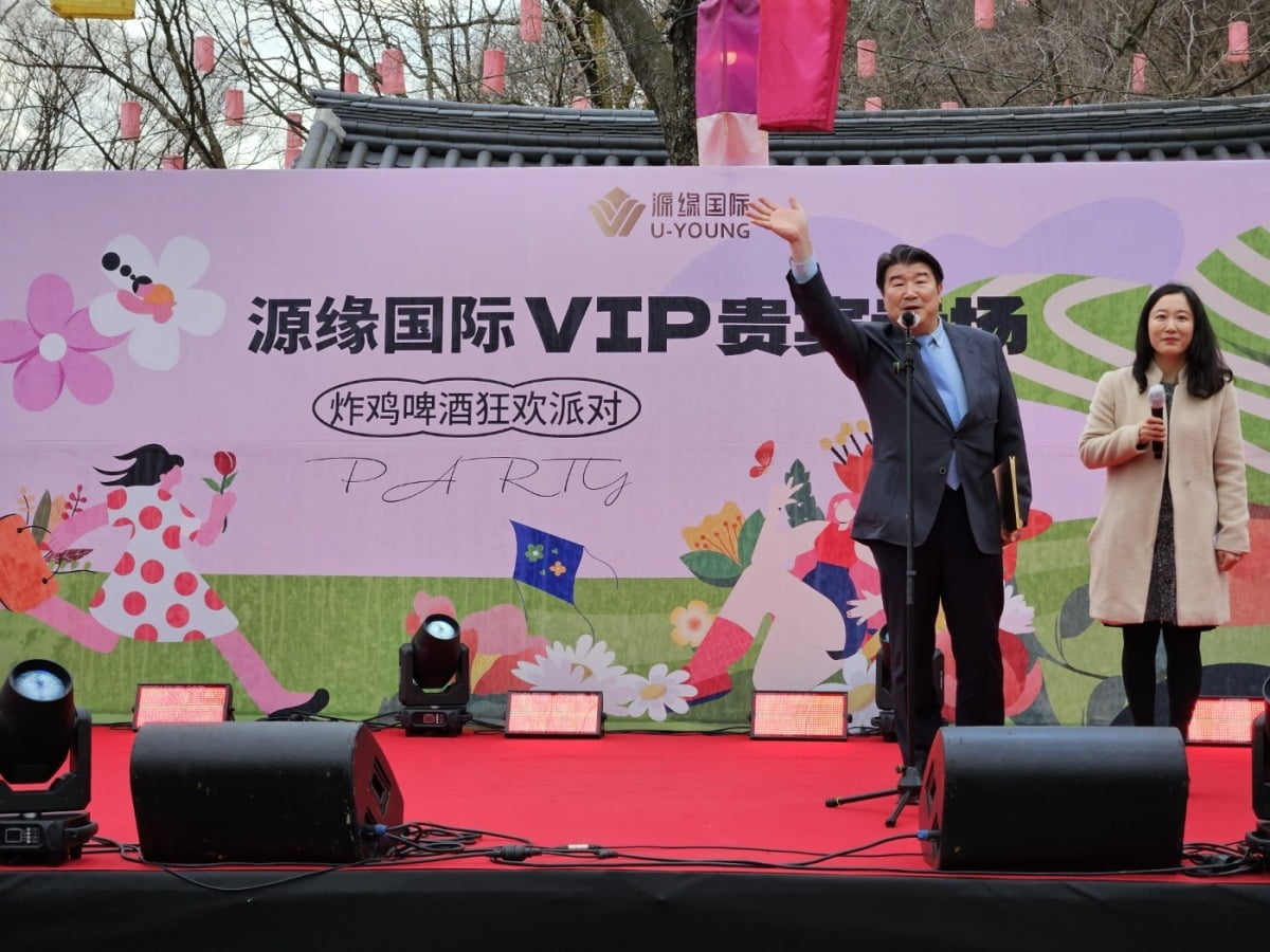조원용(사진 오른쪽) 경기관광공사 사장이 지난 26일 한국민속촌에서 열린 중국 관광객들과의 치맥파티에서 축사를 하고 있다.경기관광공사 제공
