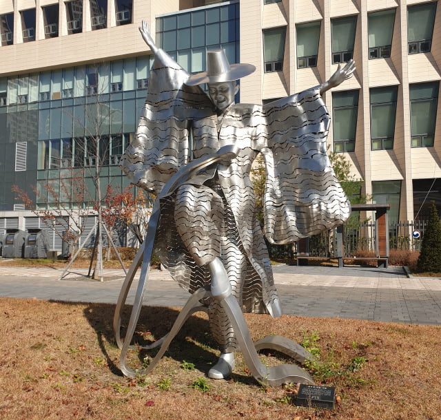 세종시 국세청 앞에 설치됐다가 "저승사자를 닮아 무섭다"는 민원이 빗발쳐 철거된 '흥겨운 우리가락' 조형물. 가격은 1억500만원이다.  /한경DB